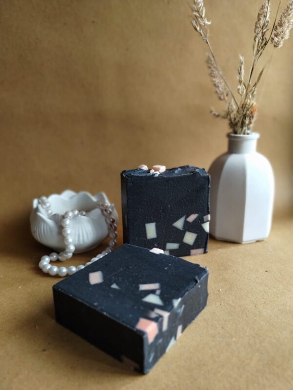 Confetti Charcoal Soap uses Confetti Charcoal Deep Cleansing Detox Soap